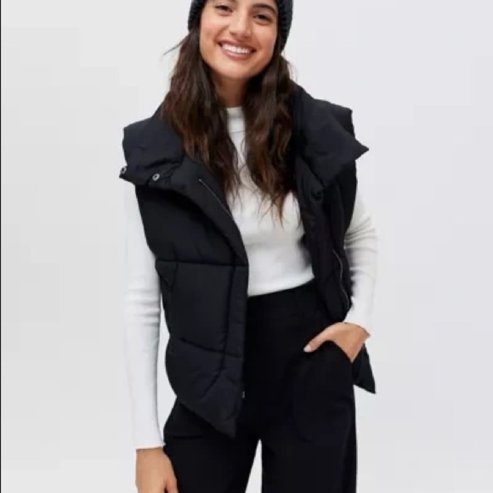 NWT UO Corrine puffer vest black